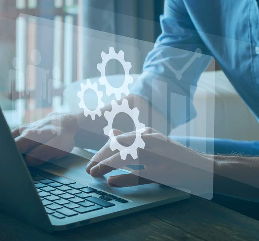 Homme utilisant un ordinateur portable avec icônes de rouages symbolisant gestion de processus.